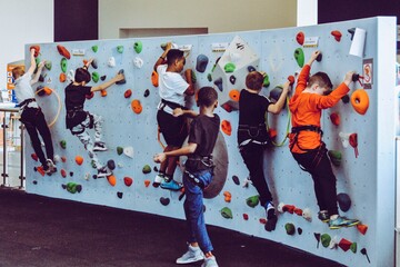 Kinder die an einer Wand klettern
